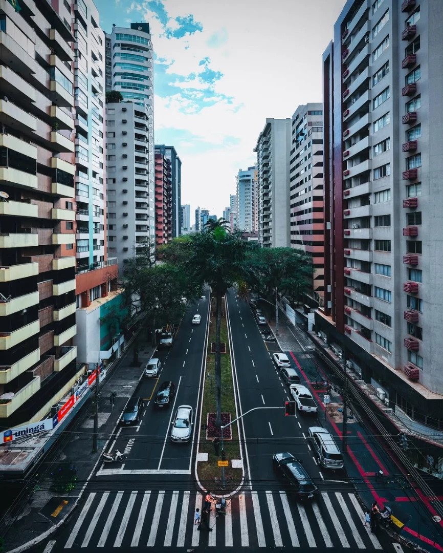 A elegância da Avenida XV de Novembro está na forma como conecta mobilidade, beleza e natureza em um só cenário. 11/10/2025