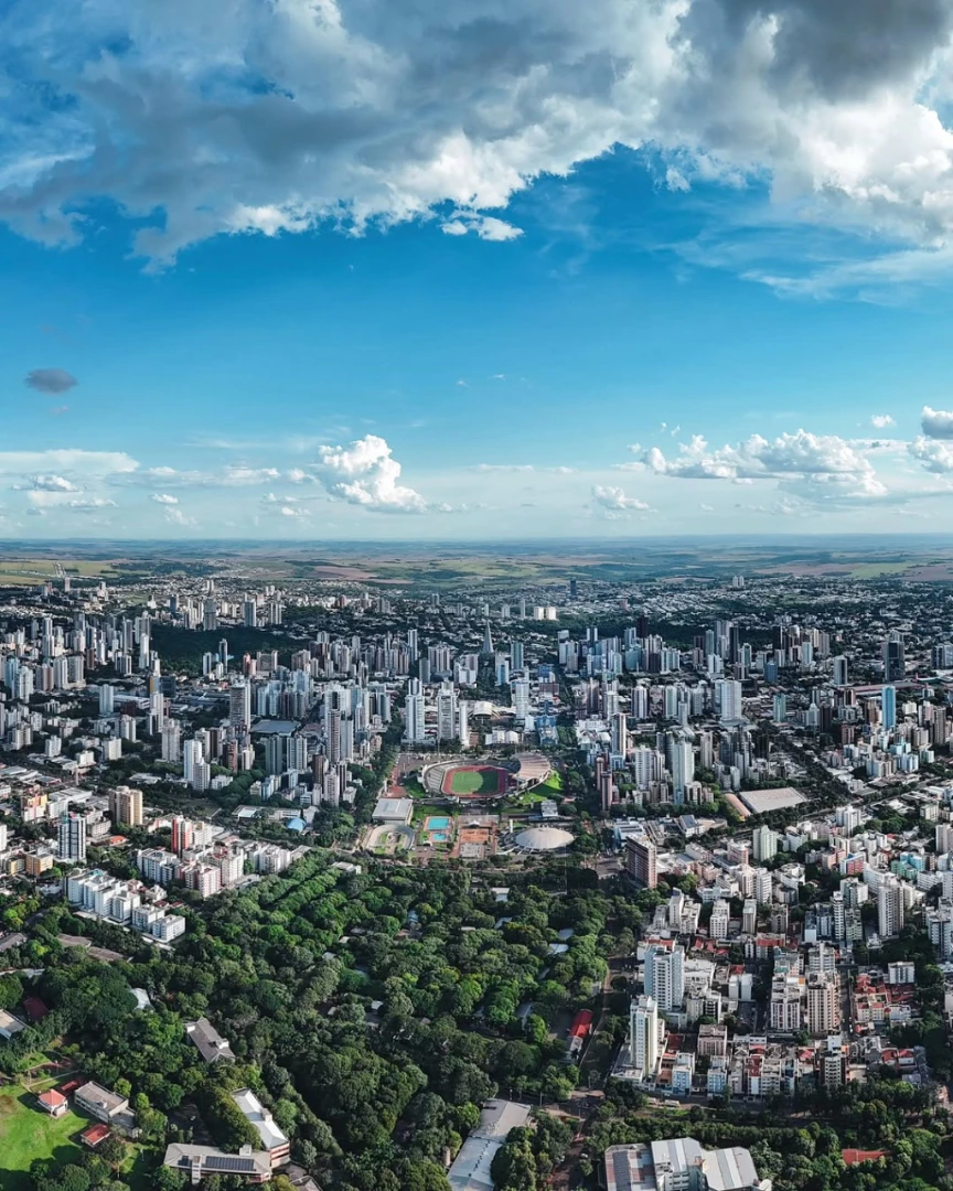 Um mar de prédios cercado por natureza: o equilíbrio que define Maringá, revelando suas cores, sua organização e sua alma moderna. 31/10/2025
