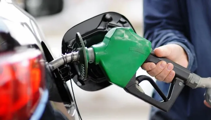 Preço da gasolina em Maringá tem queda de R$ 0,60 após limitação dos impostos.