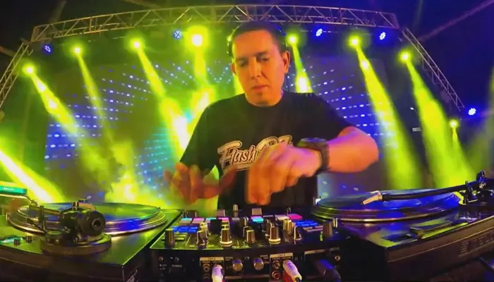 Evento com sucessos do flashback em Maringá com o DJ Markinhos Espinosa.