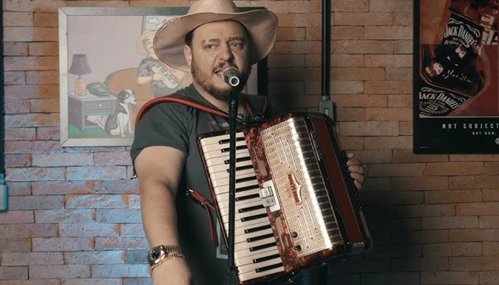 Humorista natural de Irati, no Paraná, se apresentará na cidade em agosto com seu show 'Quase um Bailão'.